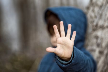 Kindesschutz ist sehr wichtig, deshalb bietet das Kreisjugendamt Informationsveranstaltungen zum Kindesschutz im Ehrenamt an © iStock.com - energyy